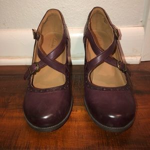 Clark’s classic closed toe strappo heel